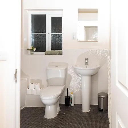 Pleasant Coach House With Garage Southmead * Bristol